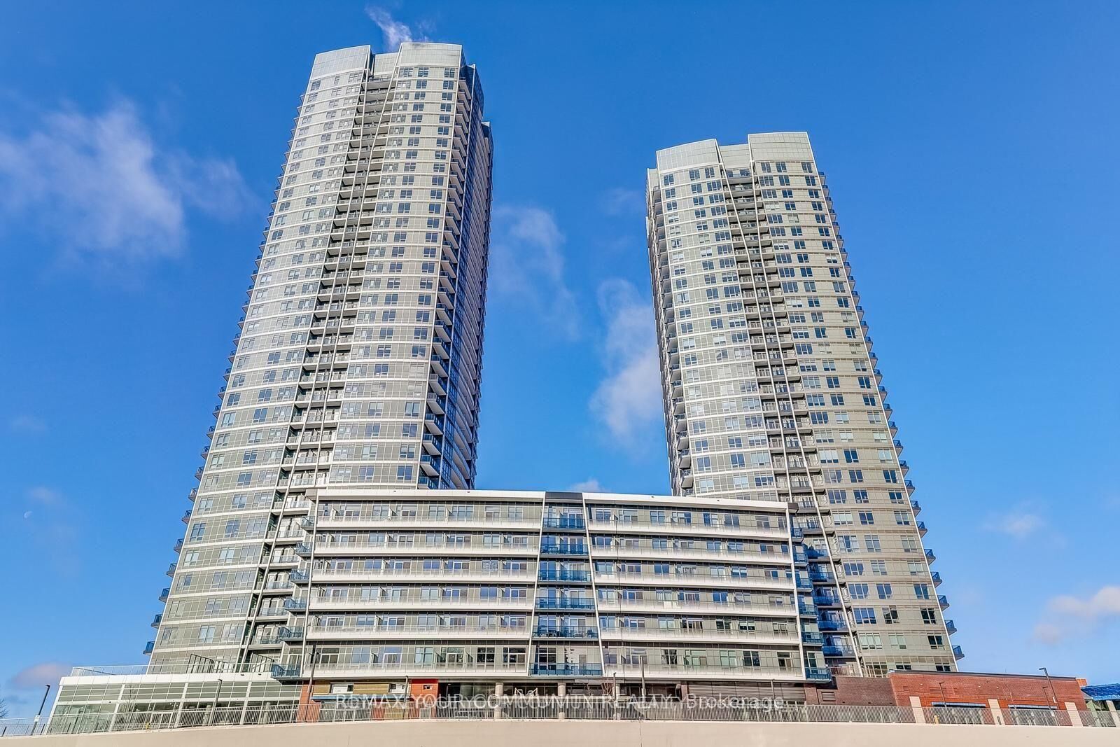 Property Photo:  30 Upper Mall Way 3006  ON L4J 0L7 