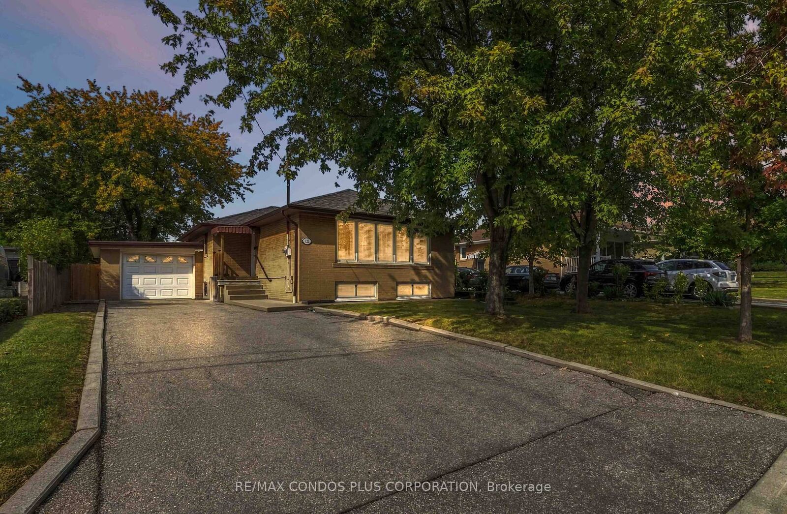 Property Photo:  122 Wyndale Drive  ON M6L 1G3 