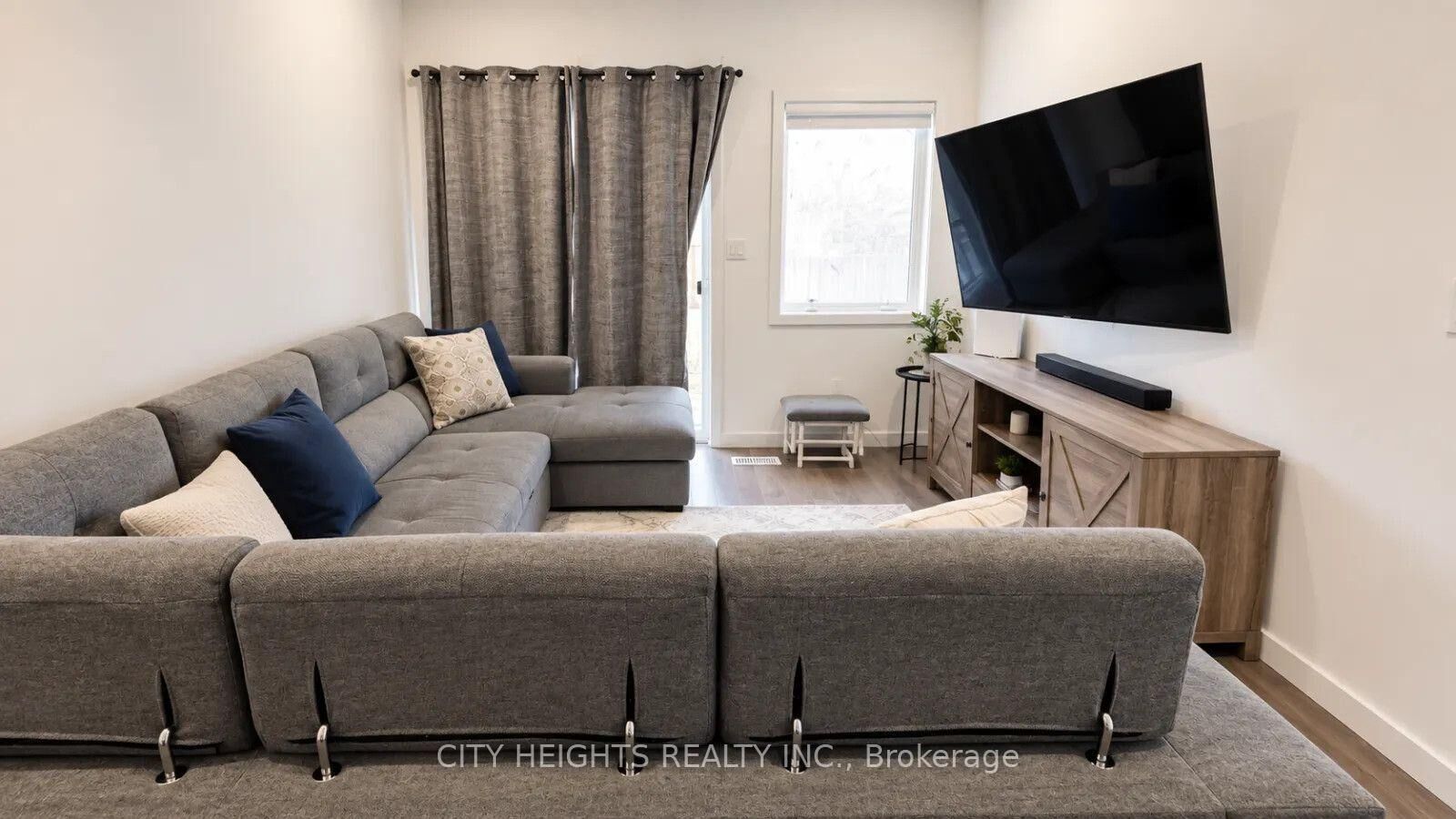 Property Photo:  370 Alberta Street #1  ON L3B 2W3 