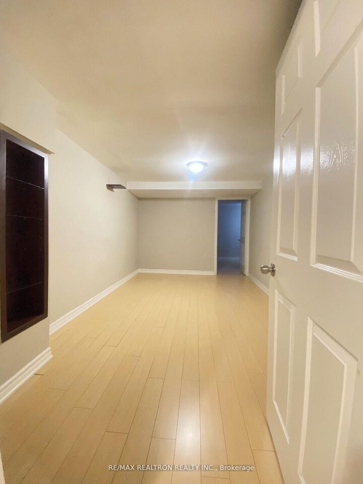 Property Photo:  208 Roxanne Crescent Lower  ON M1V 4G3 