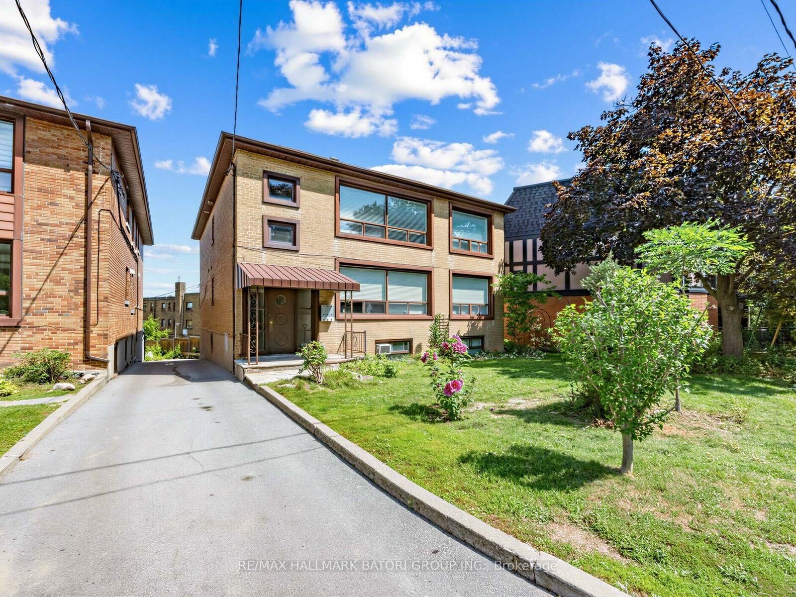 Property Photo:  4 Croydon Road 3  ON M6C 1S7 