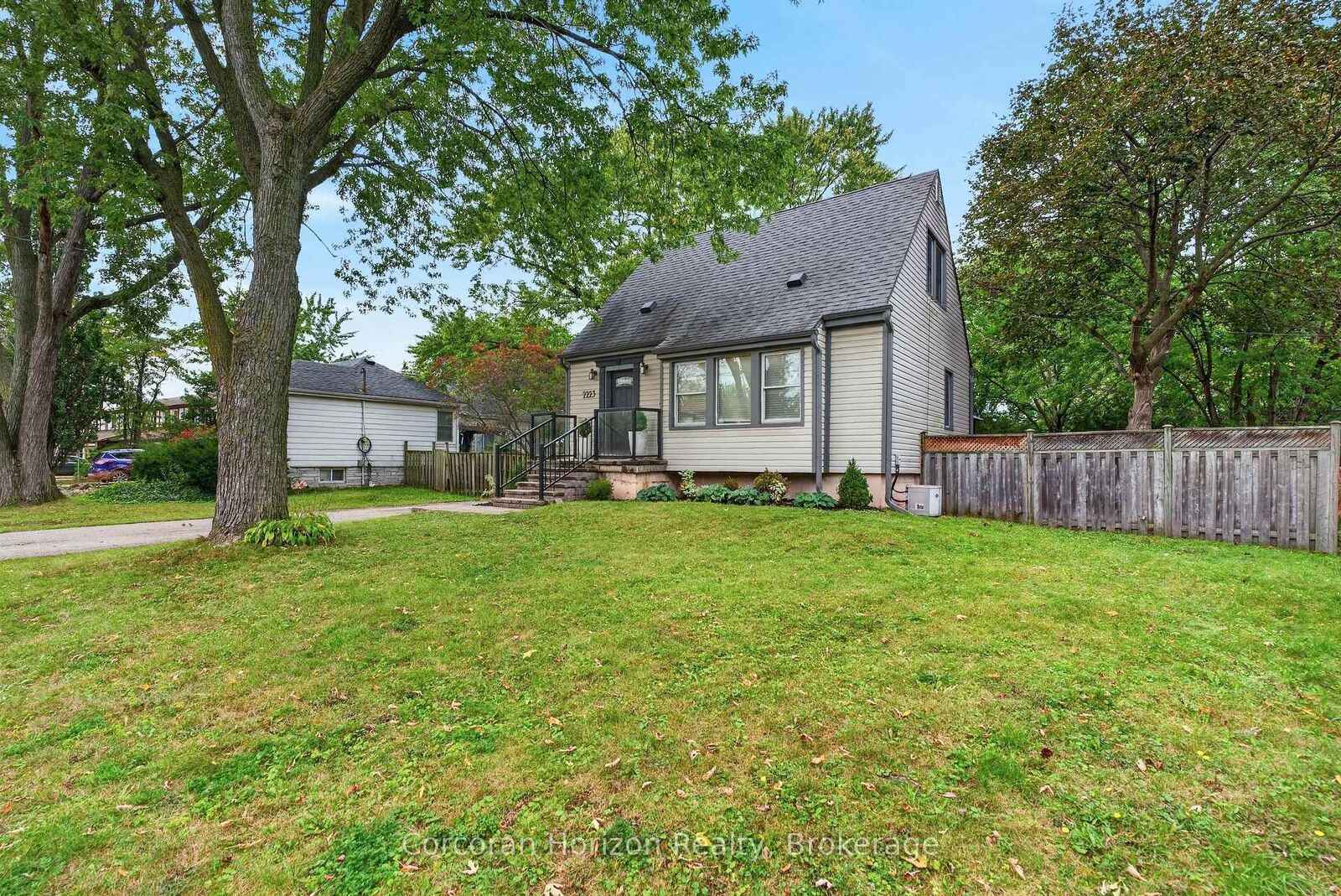 Property Photo:  2223 Glenwood School Drive  ON L7R 3R4 