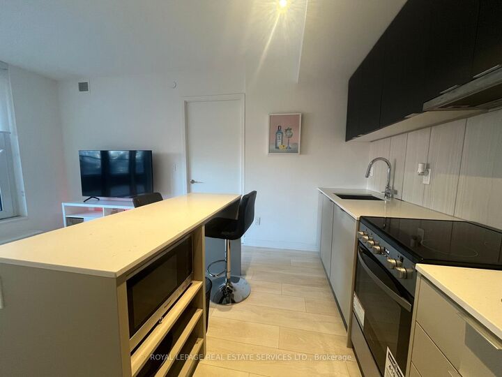 Property Photo:  8 Tippett Road 717  ON M3H 0E7 