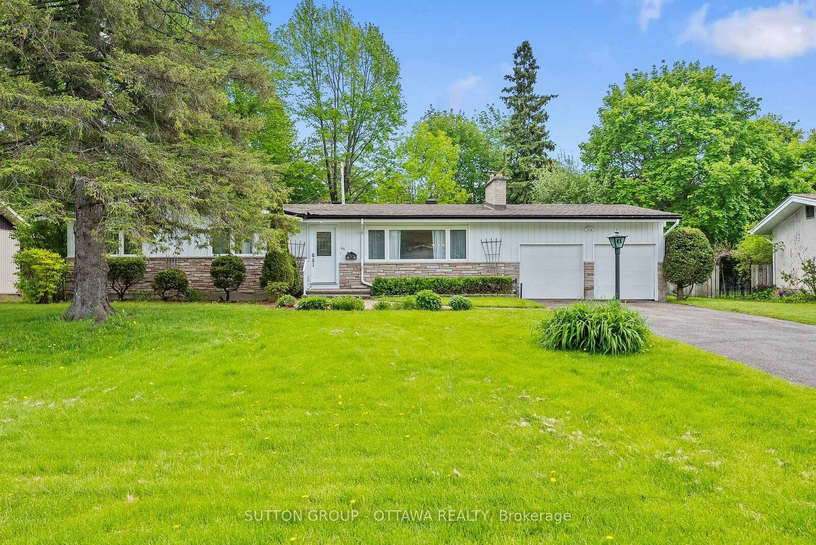 Property Photo:  45 Larkspur Drive  ON K2H 6K8 