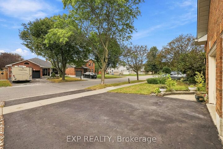 Property Photo:  40 Orchard Park Drive  ON L1C 4E1 