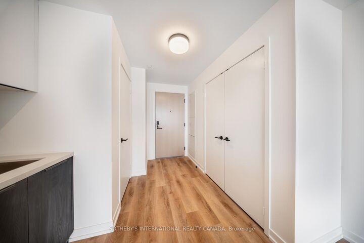 Property Photo:  5 York Garden Way 1701  ON M6A 2V1 