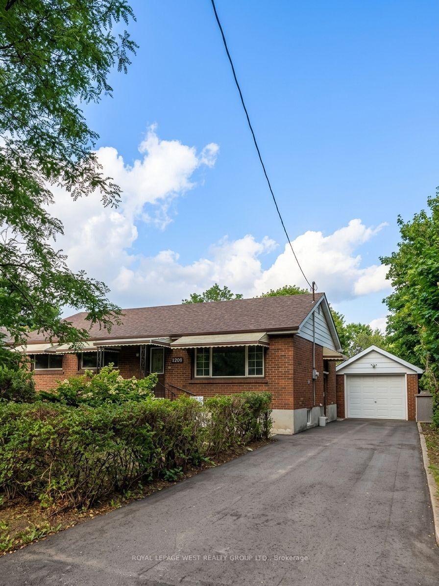 Property Photo:  128 Stuart Street E  ON N5Y 1S6 