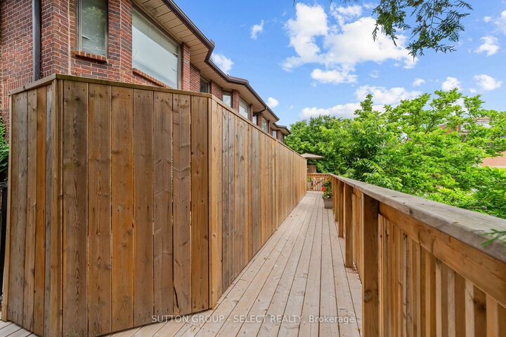 Property Photo:  152 Albert Street 14  ON N6A 1M1 