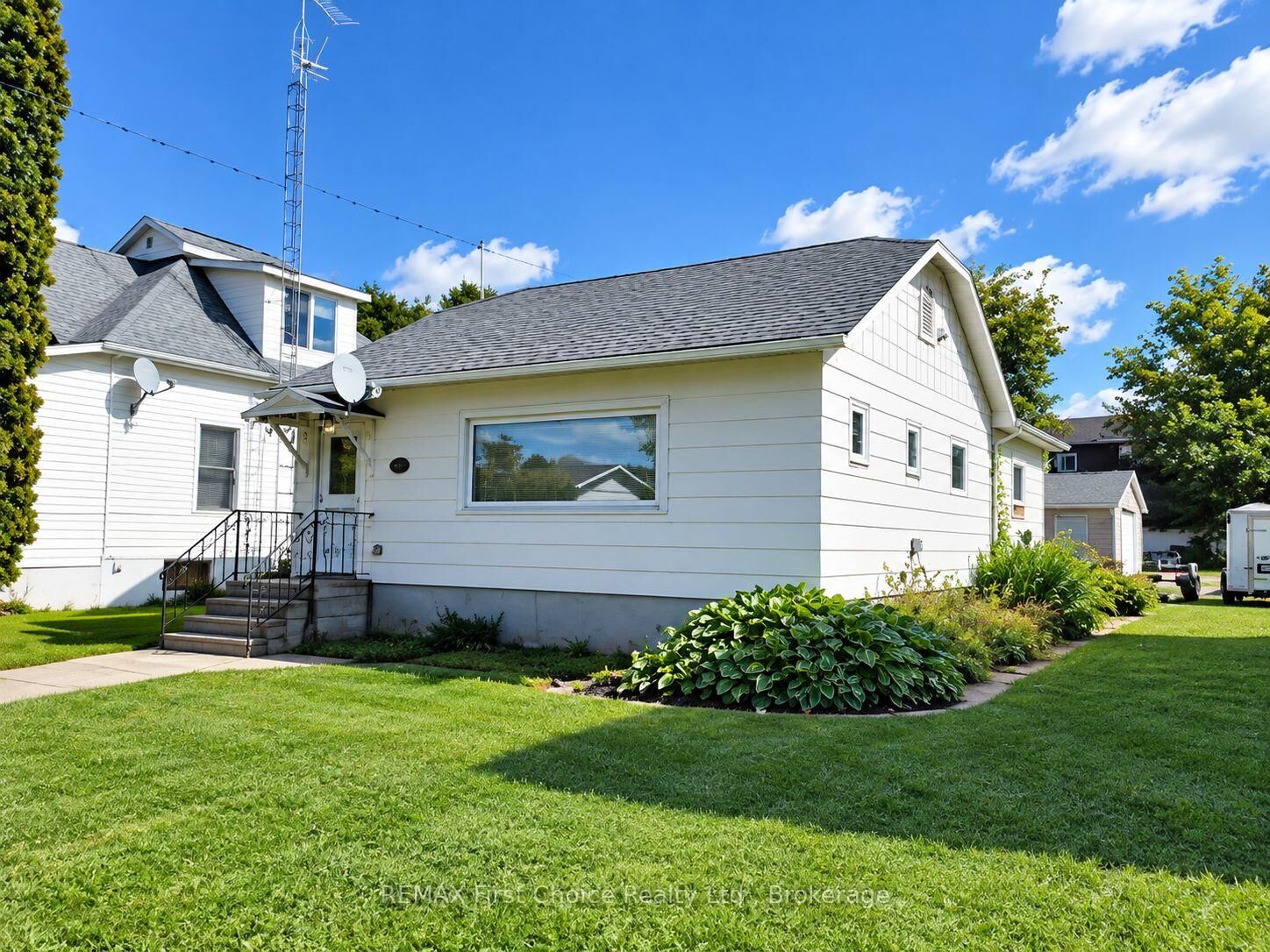 Property Photo:  216 Second Street Street  ON P0W 1L0 