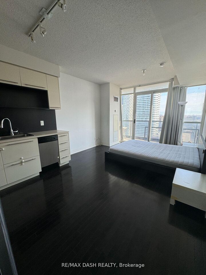 Property Photo:  25 Carlton Street 2701  ON M5B 1L4 