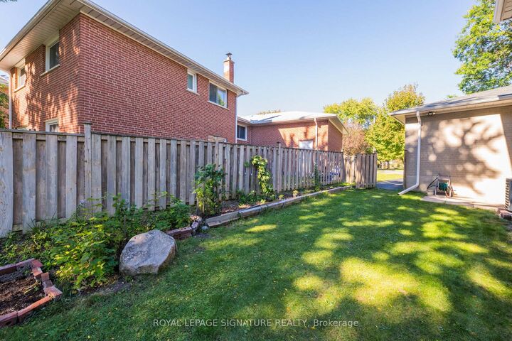 Property Photo:  8 Bellbury Crescent  ON M2J 2J7 