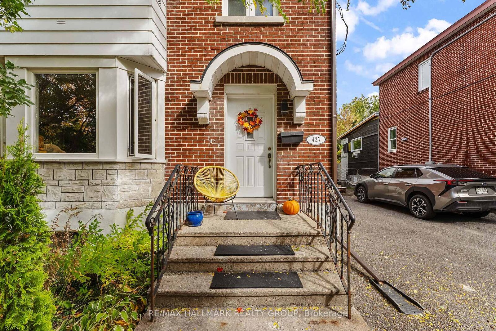 Property Photo:  425 Chapel Street  ON K1N 7Z7 