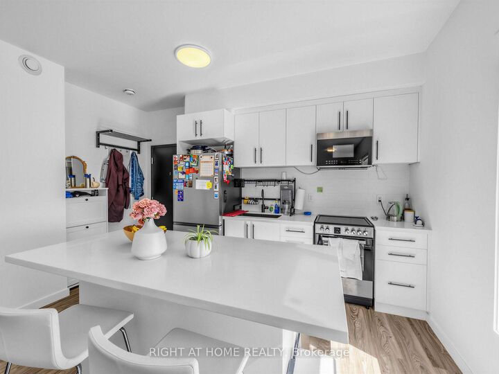 Property Photo:  148 Glenlake Avenue 9  ON M6P 1E7 