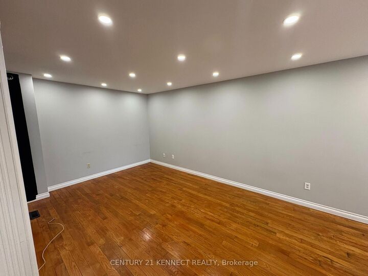 Property Photo:  68 Larksmere Court  ON L3R 3R1 