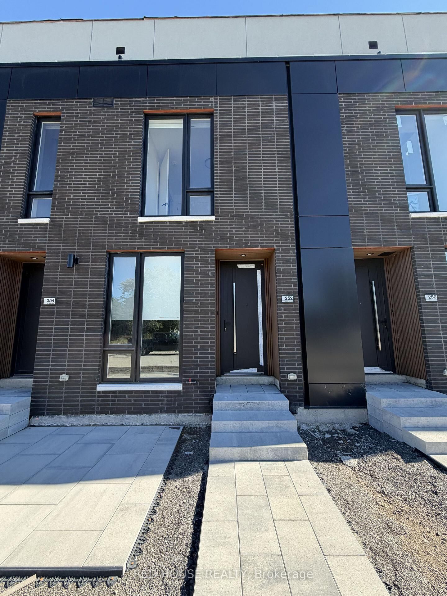 Property Photo:  252 Ellis Avenue  ON L2P 0G9 
