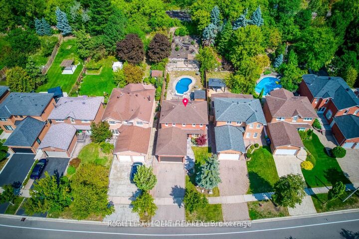 Property Photo:  4230 Credit Pointe Drive Main  ON L5M 3K2 