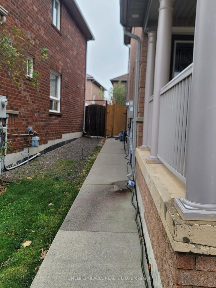 Property Photo:  25 Browley Drive  ON L7A 3C9 