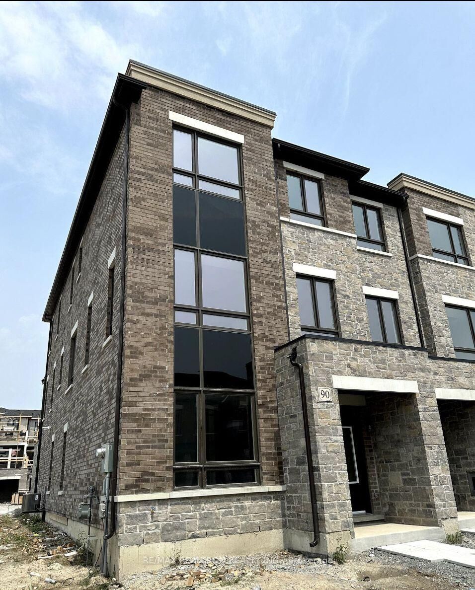 Property Photo:  90 Robert Eaton Avenue  ON L3S 0G2 
