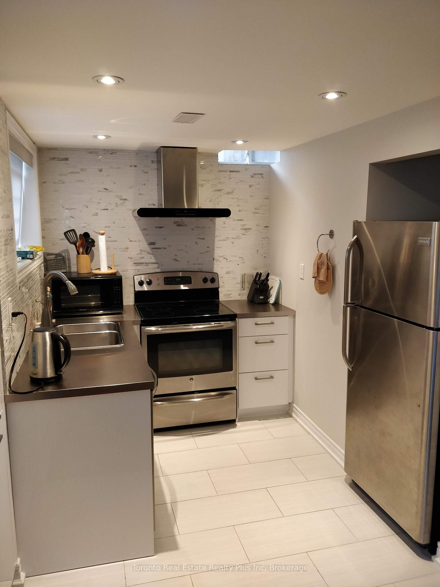 Property Photo:  21 Delphinium Avenue  ON L4E 4N6 