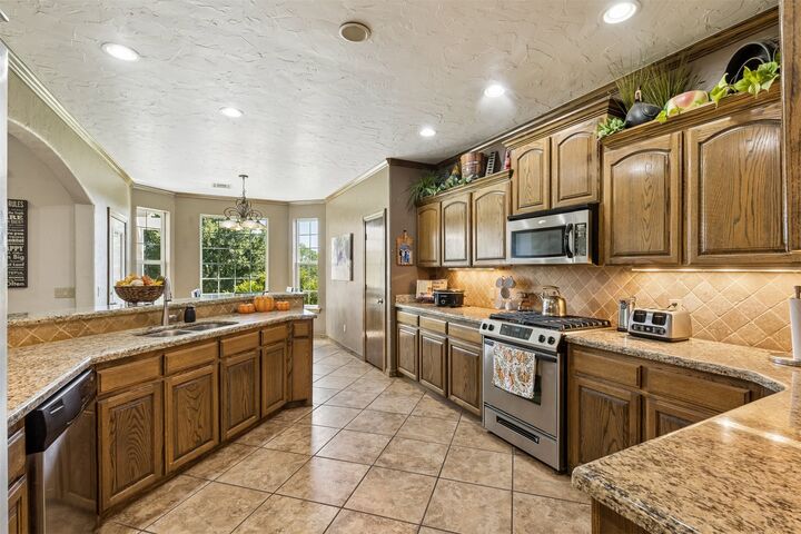 Property Photo: 923 S Country Club Drive OK 74023