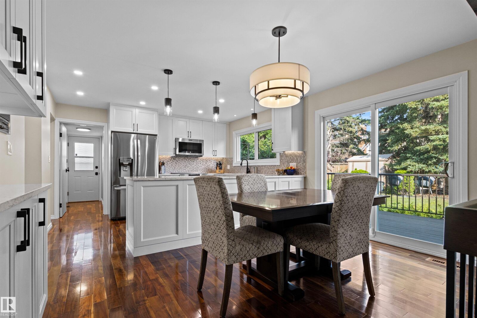 Property Photo:  11118 23A Avenue NW  AB T6J 4N9 