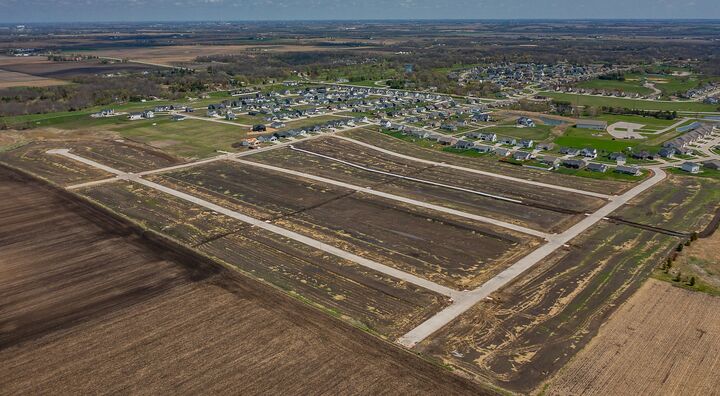 Property Photo:  1002 Winterberry Drive  IA 50124 