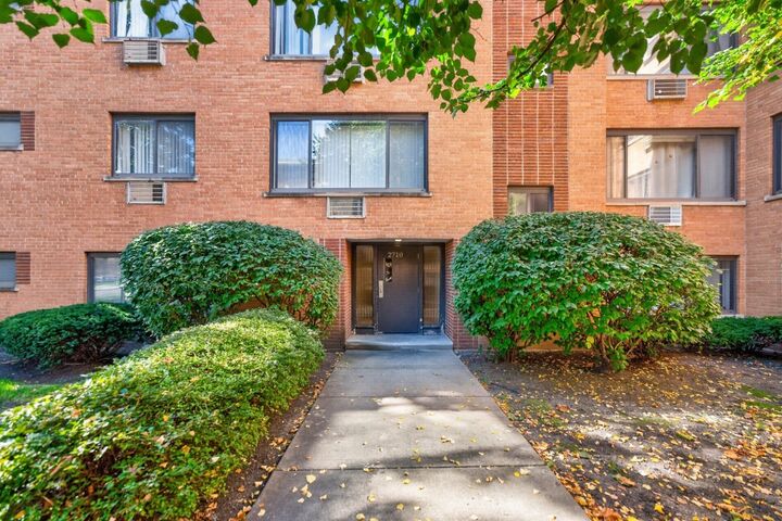 Property Photo:  2710 W Lunt Avenue 107  IL 60645 