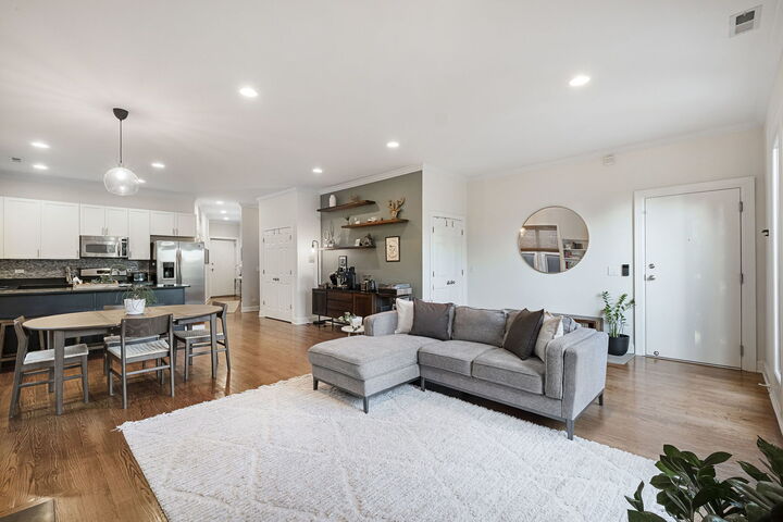 Property Photo:  2550 W Logan Boulevard 3F  IL 60647 