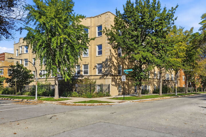 Property Photo:  6305 N Claremont Avenue 1  IL 60659 