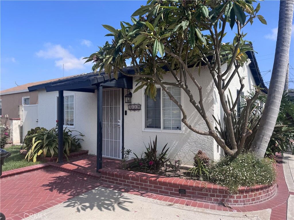 Property Photo:  2119 W Coloumbia Street  CA 90810 