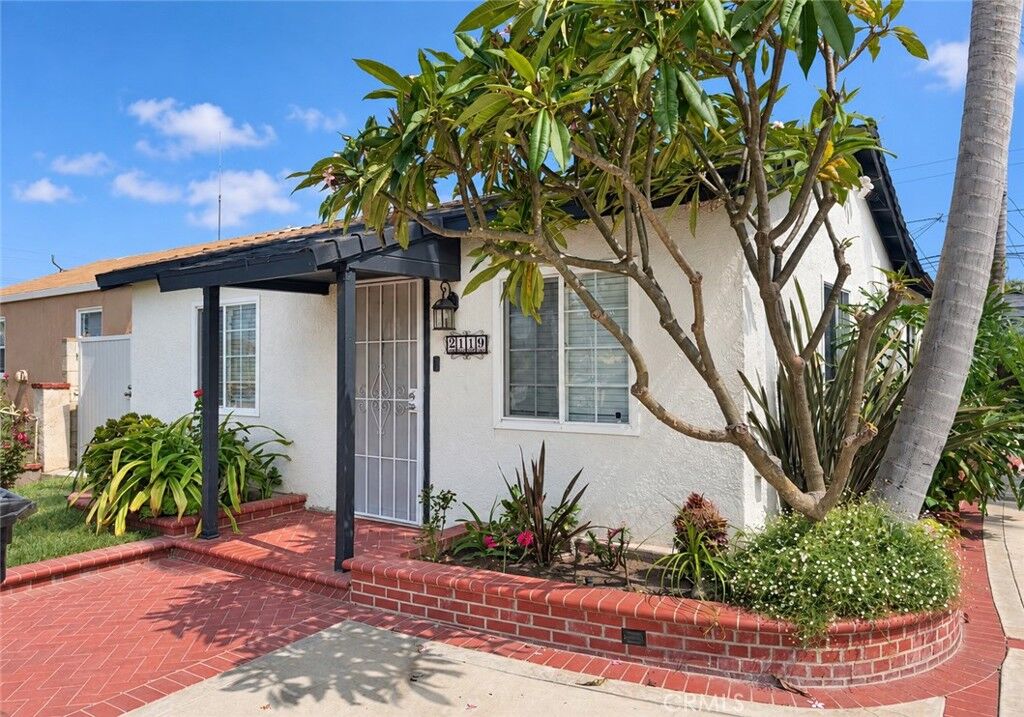 Property Photo:  2119 W Coloumbia Street  CA 90810 