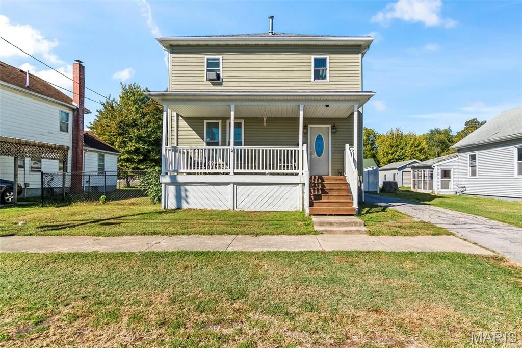 Property Photo:  609 N Van Buren Street  IL 62056 