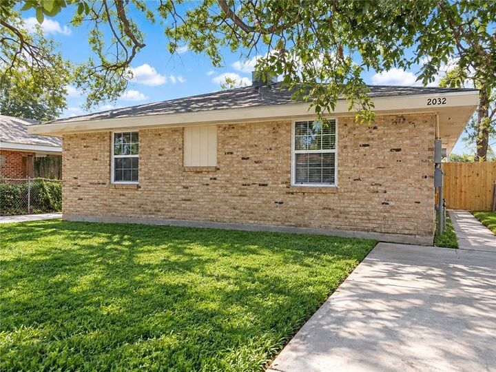 Property Photo:  2032-34 James Drive  LA 70072 