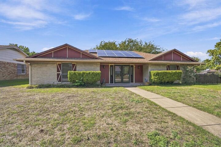 Property Photo:  1501 Meadow Court  TX 76065 