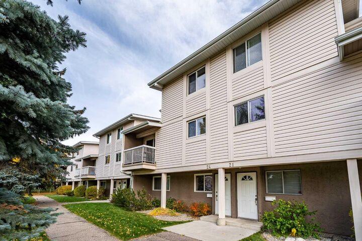 Property Photo: 3015 51 Street SW 24 AB T3E 6N5