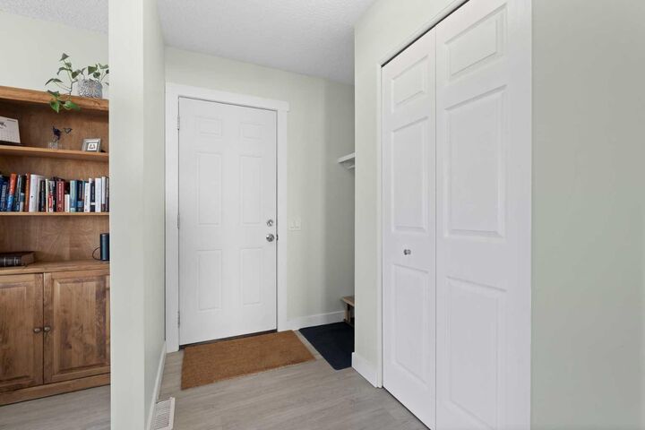 Property Photo:  11 Berwick Hill NW  AB T3K 1C4 