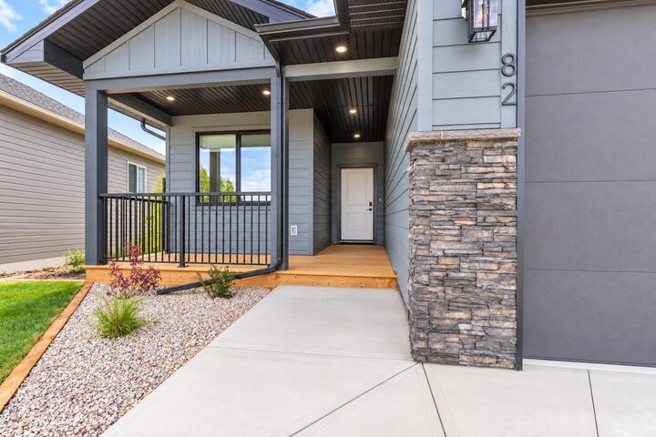 Property Photo:  82 E 300 S  AB T0K 2S0 