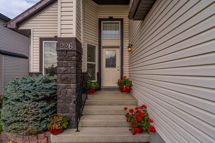 Property Photo:  226 Tusslewood Terrace NW  AB T3L 2W5 