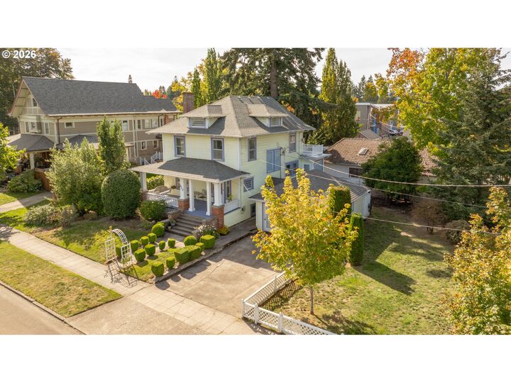 Property Photo:  625 NE Cowls St  OR 97128 