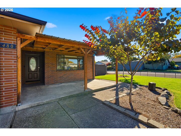 Property Photo:  480 SW Russ Ct  OR 97128 