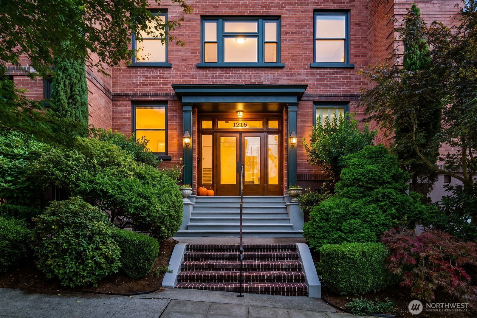Property Photo:  1216  1st Avenue W 103  WA 98119 