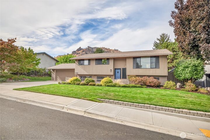 Property Photo: 1308 Wedgewood Avenue WA 98801