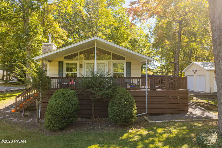 Property Photo: 142 Hawthorne Drive PA 18328