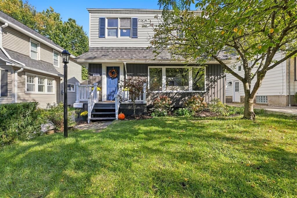 Property Photo:  324 Gladstone Drive SE  MI 49506 
