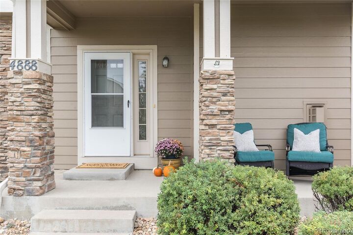 Property Photo:  4888 Raven Run  CO 80023 
