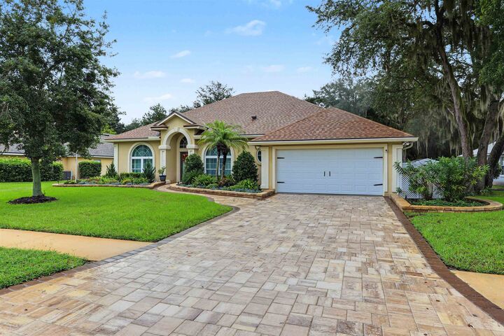 Property Photo: 224 Bilbao Dr FL 32086
