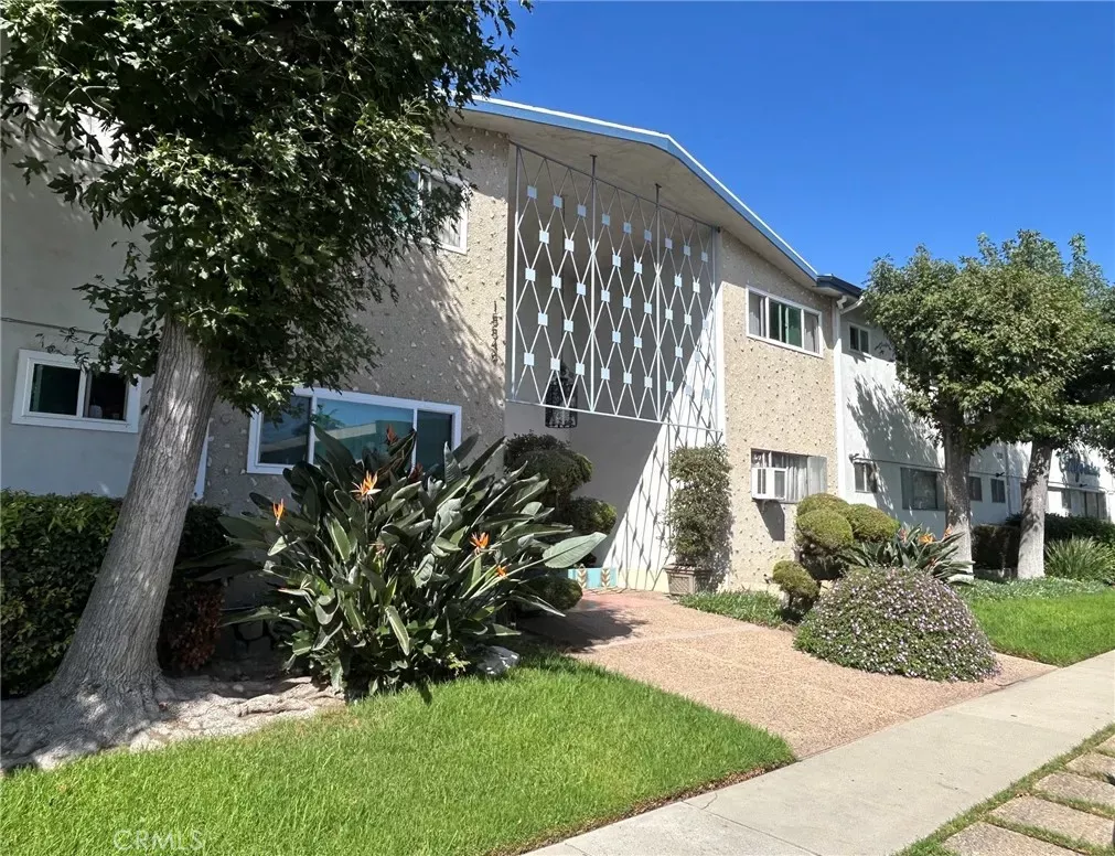 Property Photo:  15549 S Budlong 25  CA 90247 
