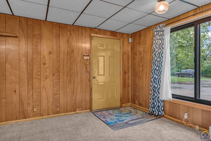 Property Photo:  211 SE 27th St  KS 66605 