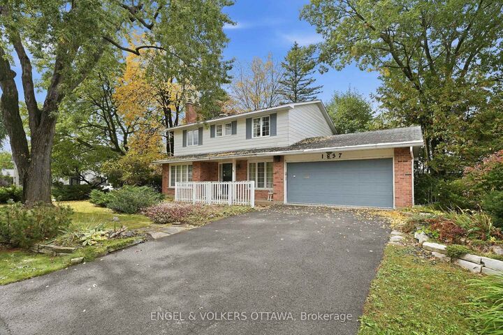 Property Photo:  1837 Ferncroft Crescent  ON K1H 7B4 