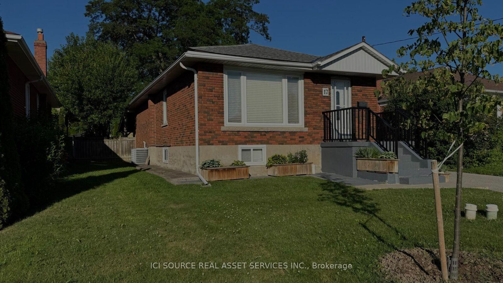 Property Photo:  17 Hubert Avenue Lower Level  ON M1K 1Z7 